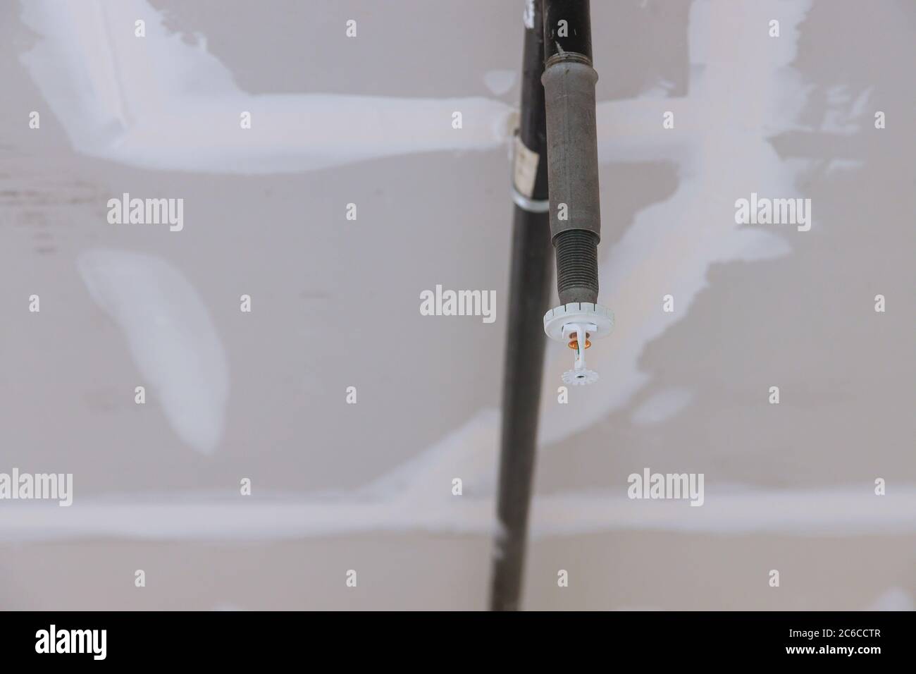 Fermez l'incendie automatique de l'extincteur automatique au plafond dans le bâtiment de bureaux Banque D'Images