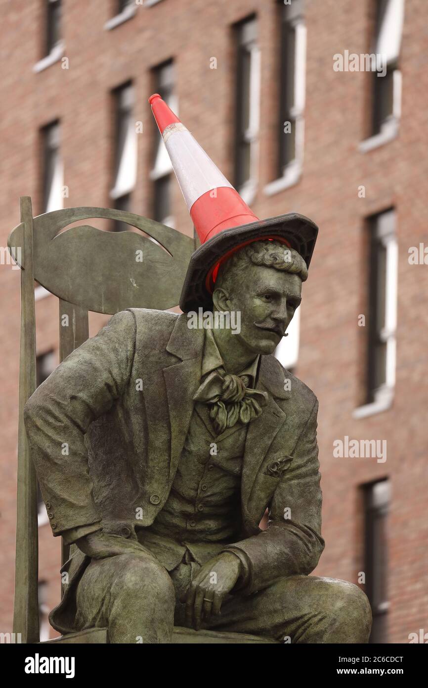 Statue de Charles Rennie Mackintosh portant le cône de circulation sur la tête Banque D'Images