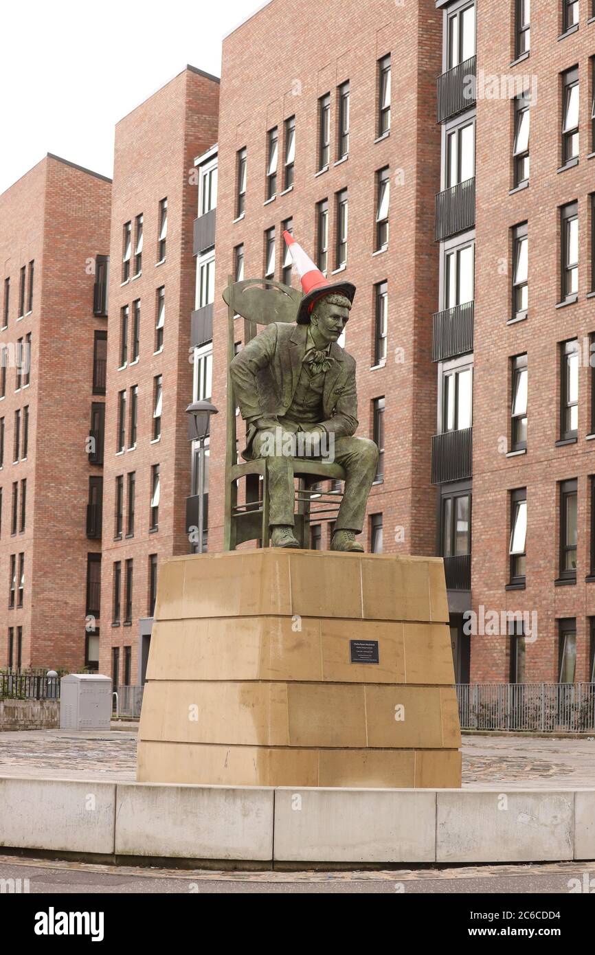 Statue de Charles Rennie Mackintosh portant le cône de circulation sur la tête Banque D'Images