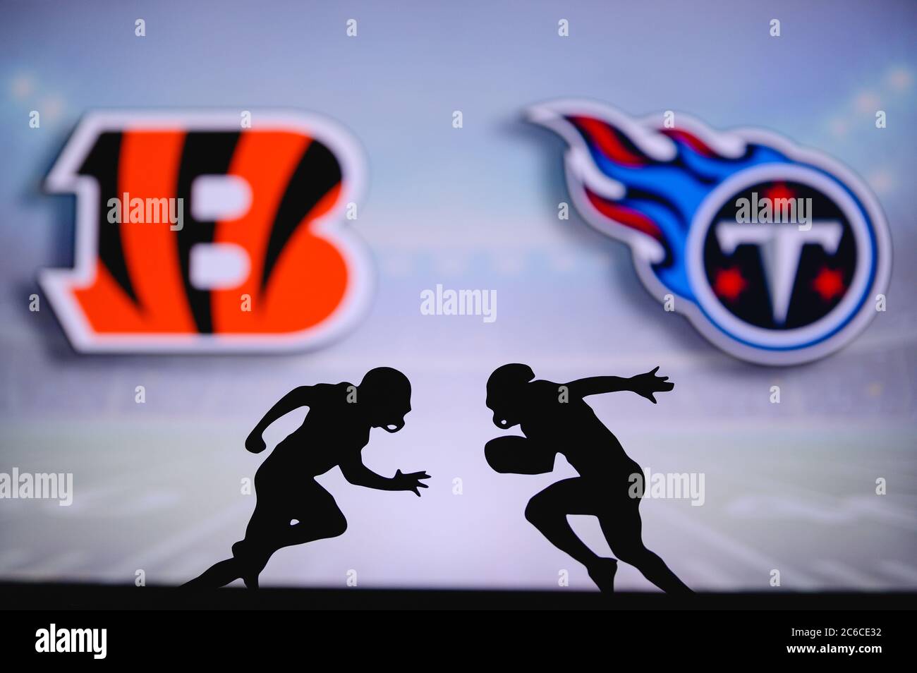 Cincinnati Bengals contre .Tennessee Titans. Affiche NFL Match. Deux joueurs de football américain se font face sur le terrain. Logo clubs en bac Banque D'Images