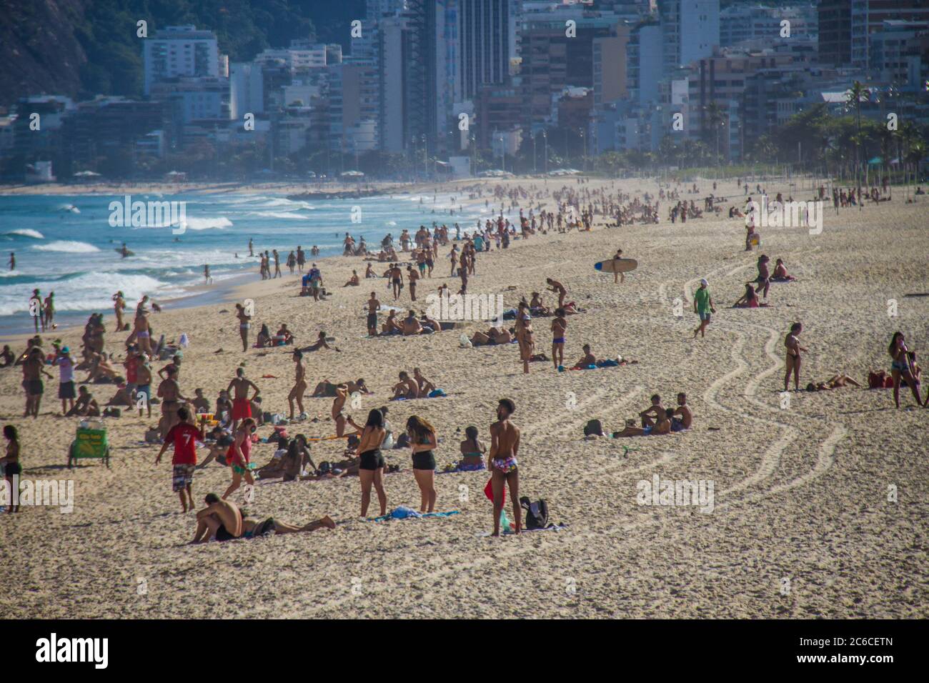 8 juillet 2020 : RIO DE JANEIRO : BRÉSIL : 8 juillet 2020 ; FLEXIBILISATION; Les baigneurs ne respectent pas les lois du décret sur l'assouplissement de l'isolement social pour arrêter le nouveau coronavirus qui interdit de se baigner dans la mer et de s'asseoir sur le sable, sauf pour les pratiques sportives individuelles et de remplir les sables de la plage d'Ipanema, zone sud, ce mercredi, crédit: Ellan Lustosa/ZUMA Wire/Alay Live News Banque D'Images