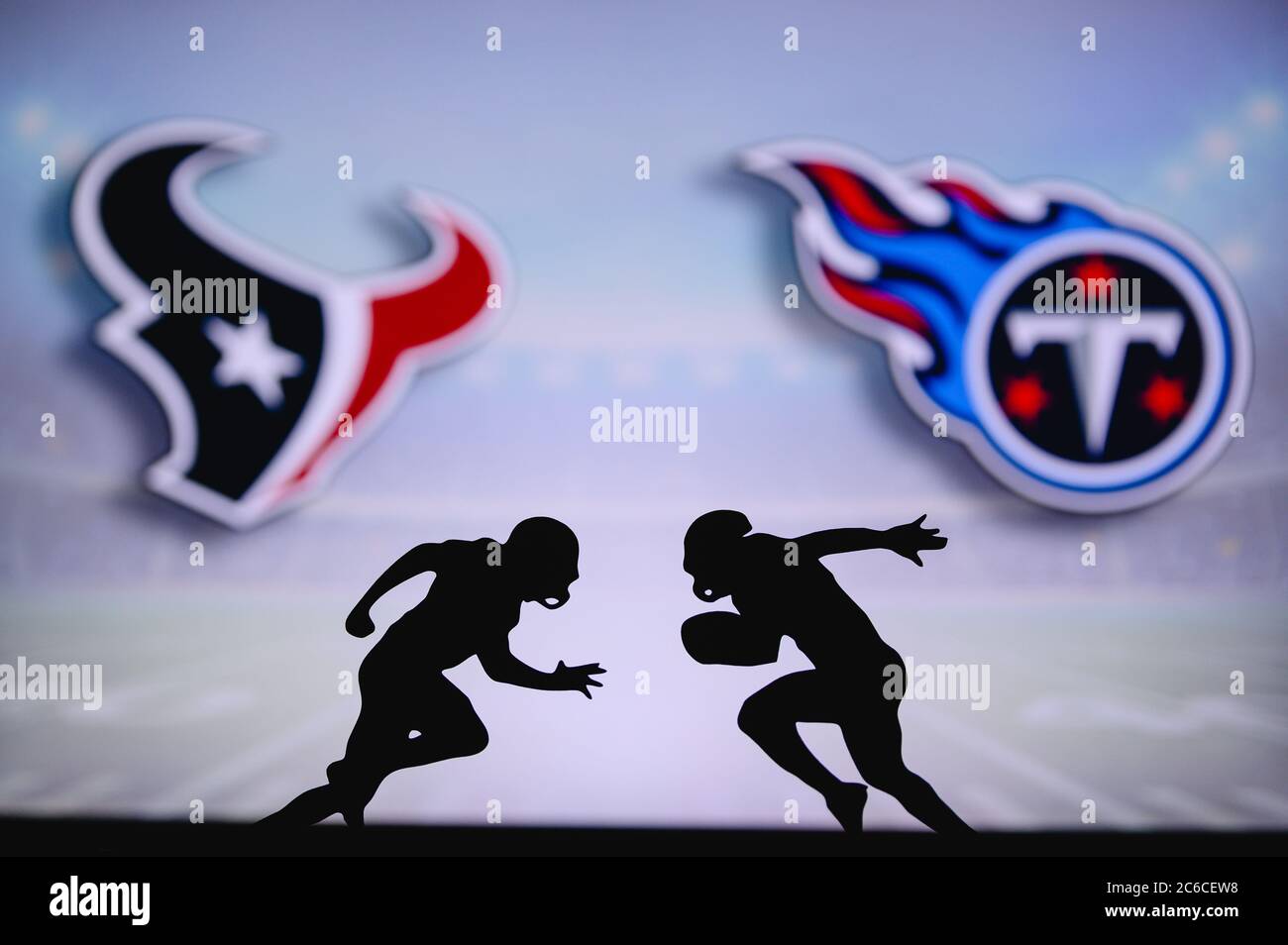 Texas de Houston contre Titans du Tennessee. Affiche NFL Match. Deux joueurs de football américain se font face sur le terrain. Logo des clubs dans backgrou Banque D'Images
