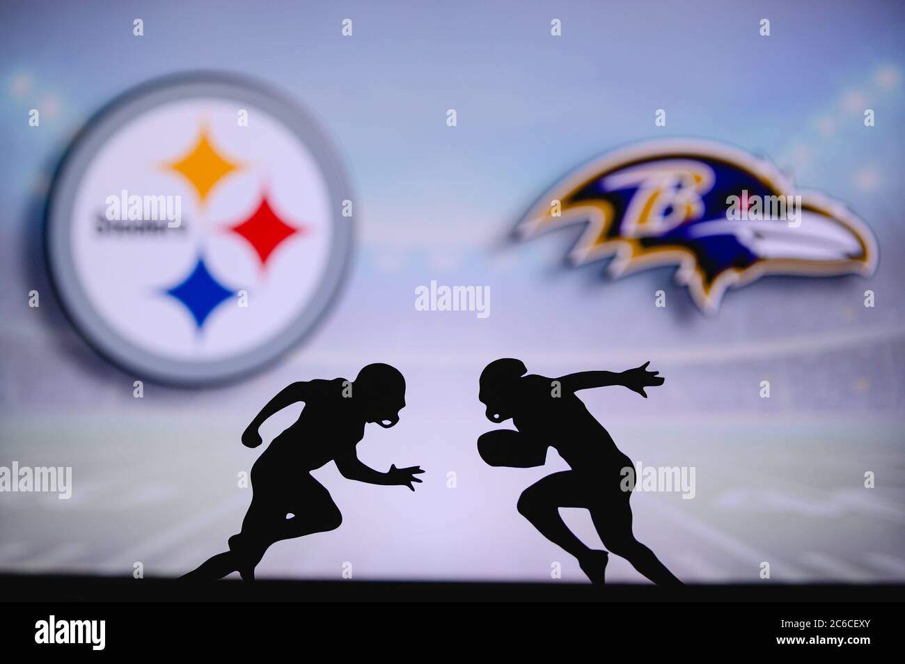 Pittsburgh Steelers contre Baltimore Ravens. Affiche NFL Match. Deux joueurs de football américain se font face sur le terrain. Logo clubs en bac Banque D'Images