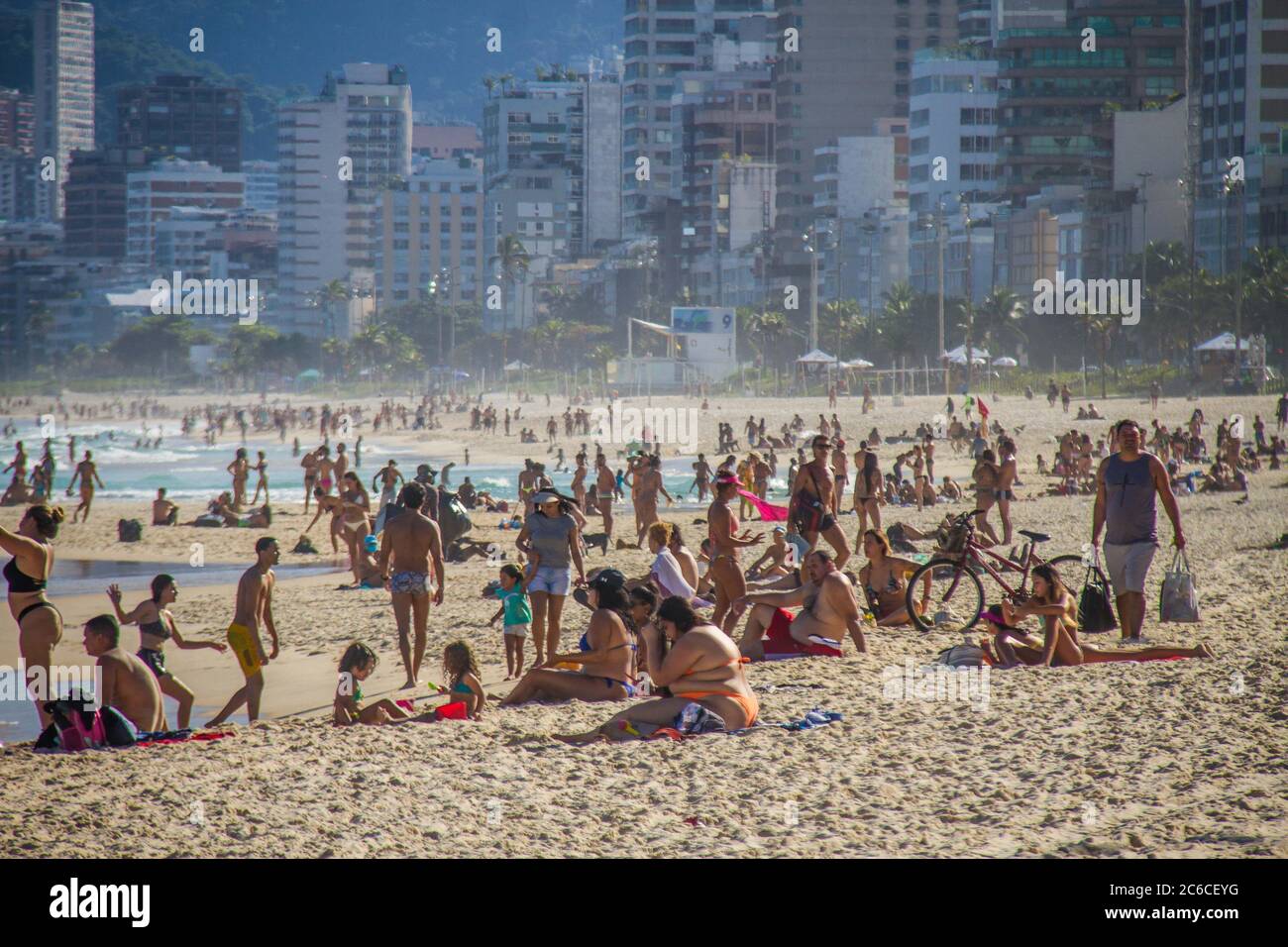 8 juillet 2020 : RIO DE JANEIRO : BRÉSIL : 8 juillet 2020 ; FLEXIBILISATION; Les baigneurs ne respectent pas les lois du décret sur l'assouplissement de l'isolement social pour arrêter le nouveau coronavirus qui interdit de se baigner dans la mer et de s'asseoir sur le sable, sauf pour les pratiques sportives individuelles et de remplir les sables de la plage d'Ipanema, zone sud, ce mercredi, crédit: Ellan Lustosa/ZUMA Wire/Alay Live News Banque D'Images