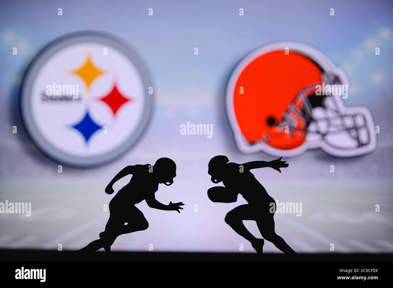 Pittsburgh Steelers contre Cleveland Browns. Affiche NFL Match. Deux joueurs de football américain se font face sur le terrain. Logo clubs en bac Banque D'Images