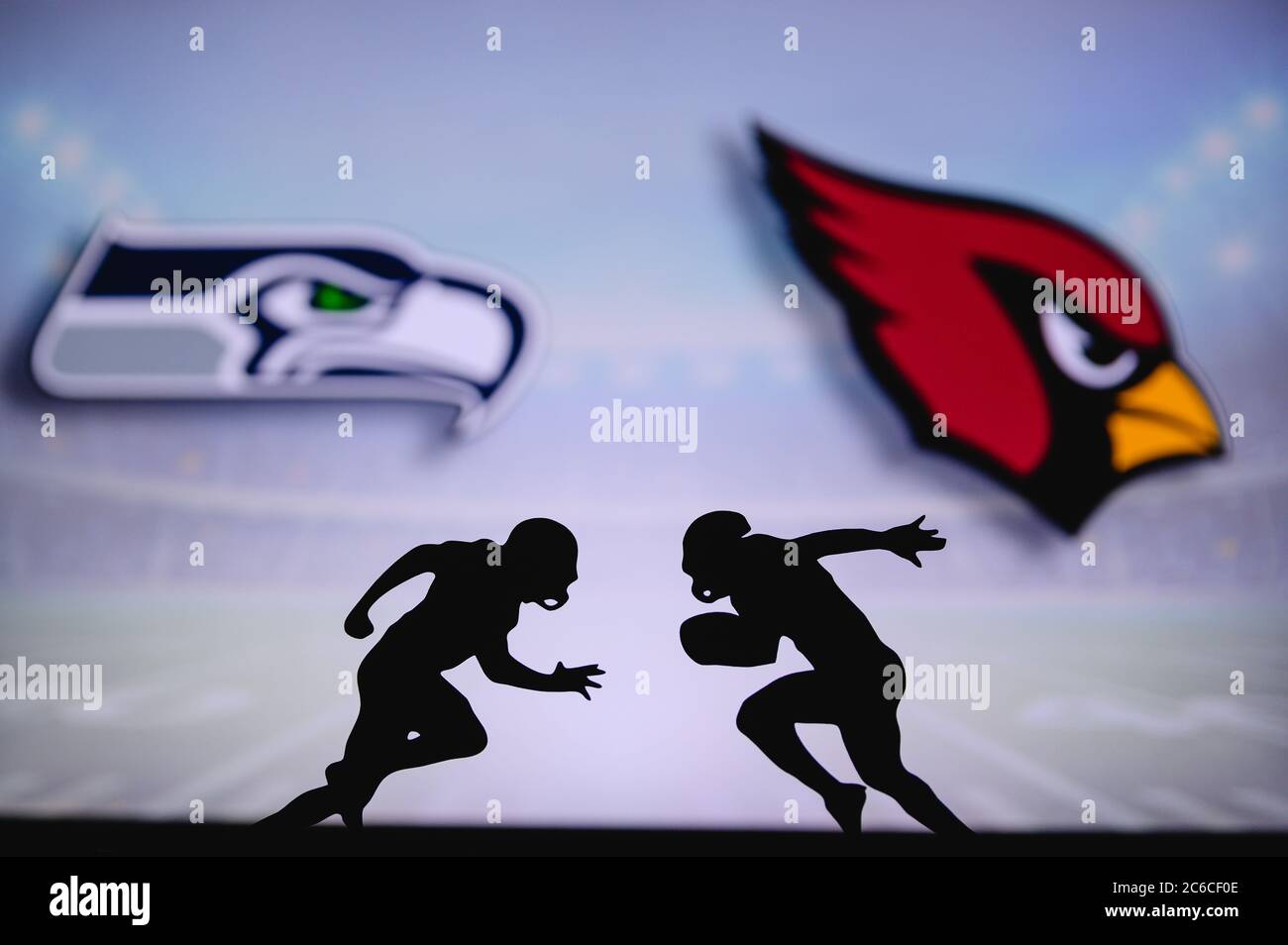 Seattle Seahawks contre Arizona Cardinals . Affiche NFL Match. Deux joueurs de football américain se font face sur le terrain. Logo des clubs à l'arrière Banque D'Images