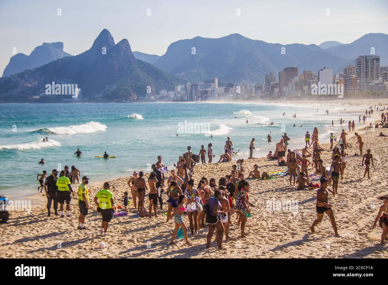 8 juillet 2020 : RIO DE JANEIRO : BRÉSIL : 8 juillet 2020 ; FLEXIBILISATION; Les baigneurs ne respectent pas les lois du décret sur l'assouplissement de l'isolement social pour arrêter le nouveau coronavirus qui interdit de se baigner dans la mer et de s'asseoir sur le sable, sauf pour les pratiques sportives individuelles et de remplir les sables de la plage d'Ipanema, zone sud, ce mercredi, crédit: Ellan Lustosa/ZUMA Wire/Alay Live News Banque D'Images