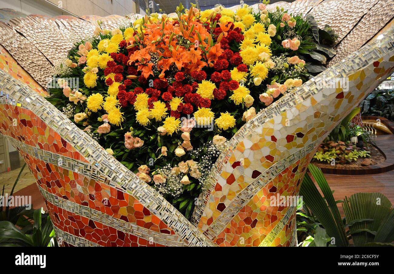 Magnifique bouquet géant de fleurs multicolores Photo Stock - Alamy