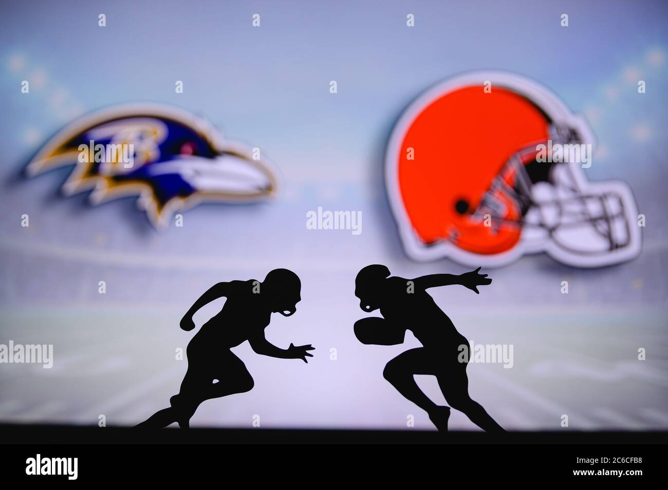 Baltimore Ravens contre Cleveland Browns. Affiche NFL Match. Deux joueurs de football américain se font face sur le terrain. Logo des clubs dans le back-gr Banque D'Images