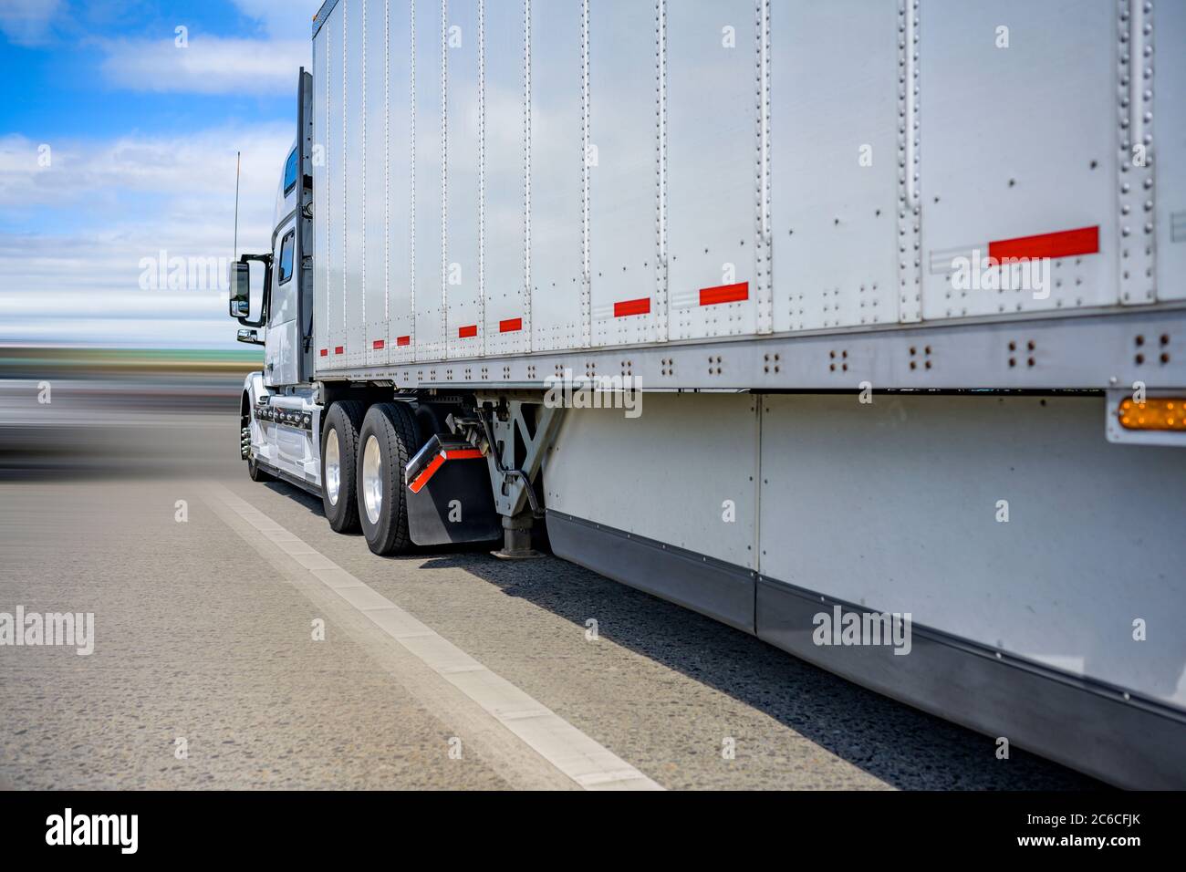 Semi-remorque diesel classique, à longue distance, avec cabine haute, pour  transporter des charges dans une semi-remorque à camionnette sèche, avec  jupe aérodynamique Photo Stock - Alamy