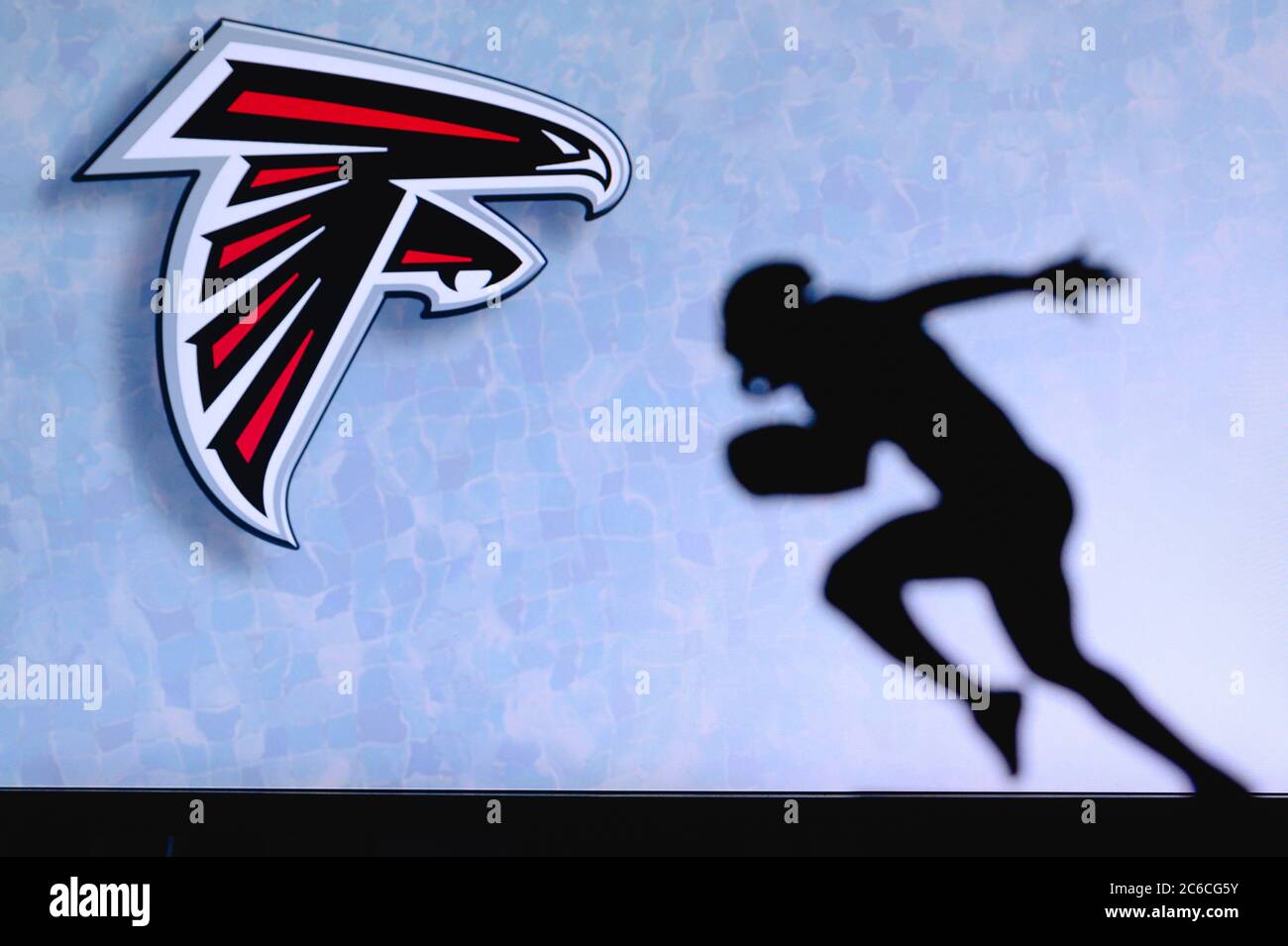 Atlanta Falcons. Silhouette de joueur de football américain professionnel. Logo du club NFL en arrière-plan, espace de montage. Banque D'Images