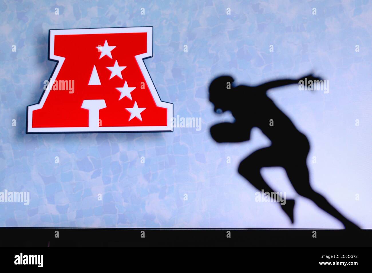 Conférence américaine de football – AFC, . Silhouette de joueur de football américain professionnel. Logo du club NFL en arrière-plan, espace de montage. Banque D'Images