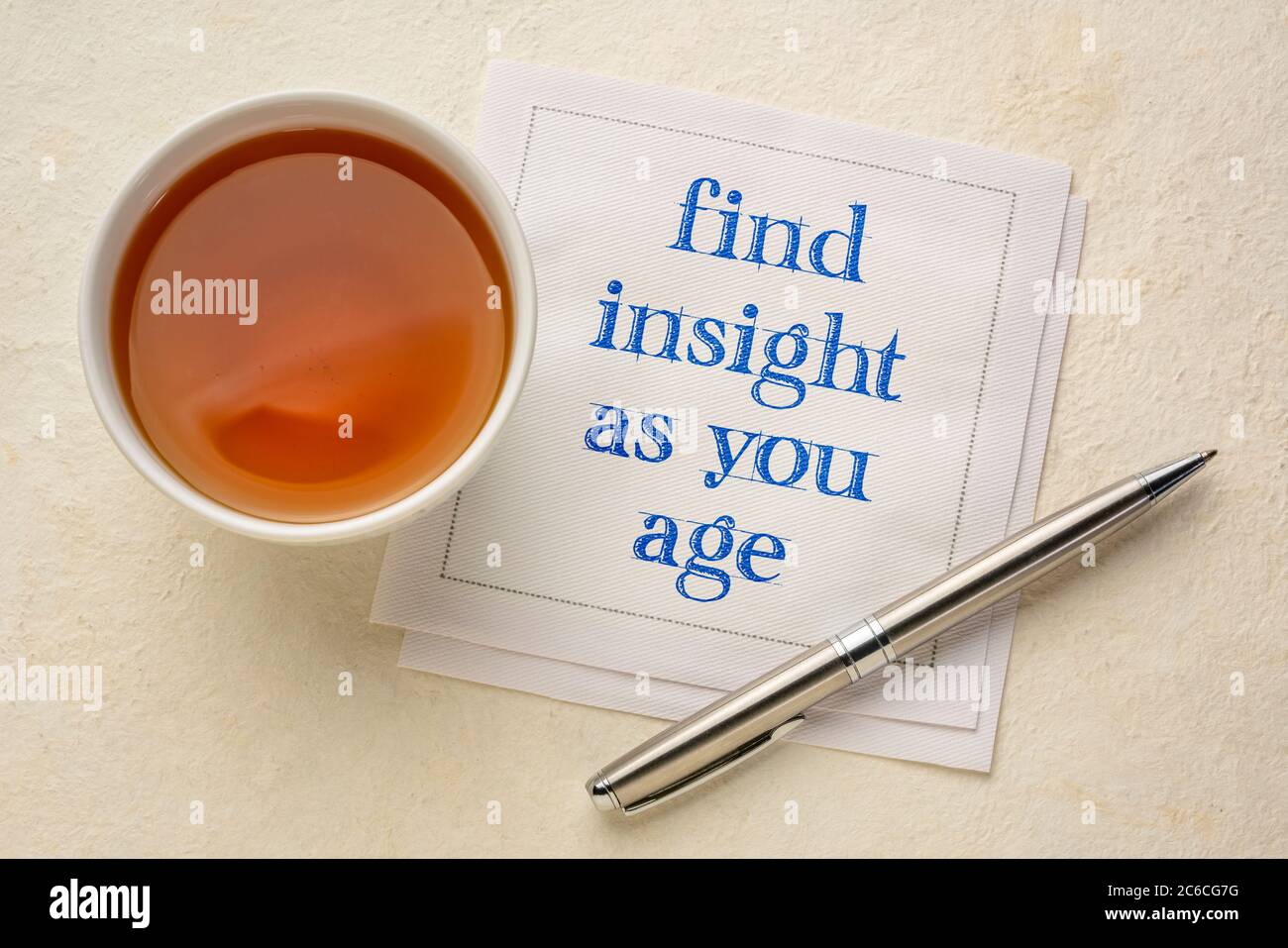 trouvez des idées à mesure que vous vieillissez note d'inspiration : écriture manuscrite sur une serviette avec une tasse de thé, againg bien, expérience de vie et développement personnel con Banque D'Images