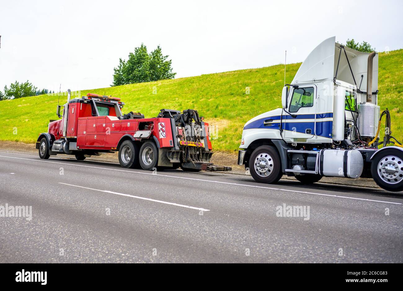 Semi-camion de remorquage mobile de grande taille robuste avec feux de détresse et équipement de remorquage, prêt à remorquer un semi-tracteur de grande taille blanc cassé debout Banque D'Images