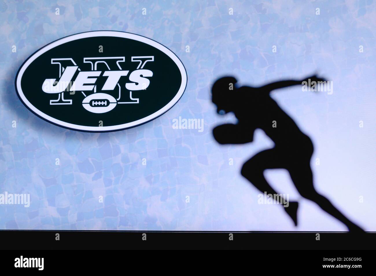 Jets de New York. Silhouette de joueur de football américain professionnel. Logo du club NFL en arrière-plan, espace de montage. Banque D'Images