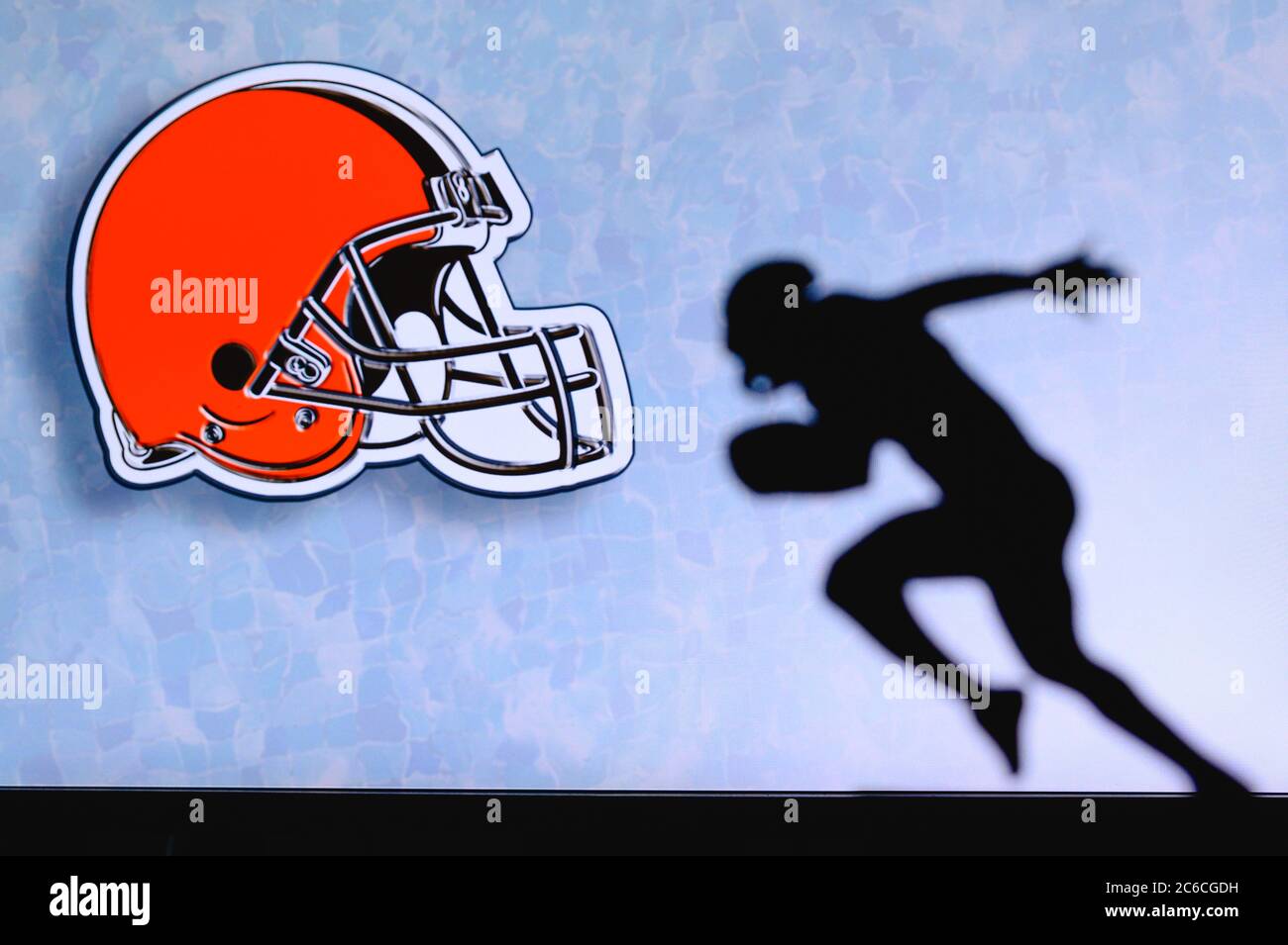 Cleveland Browns. Silhouette de joueur de football américain professionnel. Logo du club NFL en arrière-plan, espace de montage. Banque D'Images