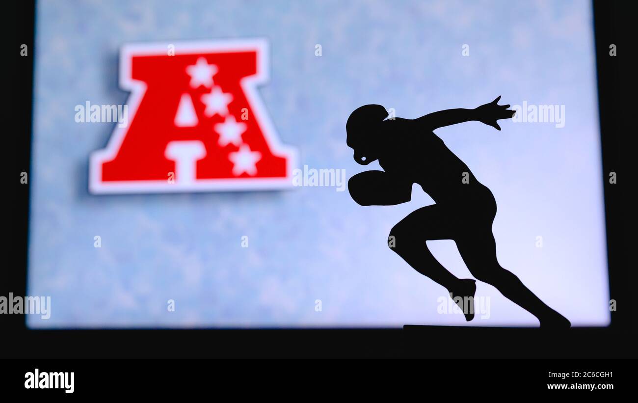 Conférence américaine de football – AFC, . Silhouette de joueur de football américain professionnel. Logo du club NFL en arrière-plan, espace de montage. Banque D'Images
