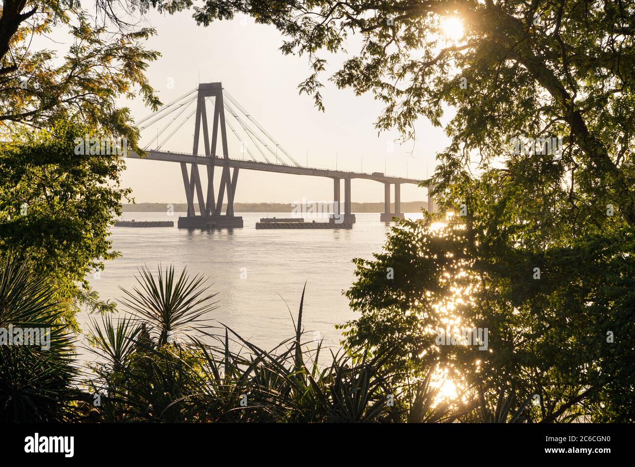 Pont vu entre les plantes de la côte de sur un jour ensoleillé d'automne - Corrientes, Argentine. Banque D'Images
