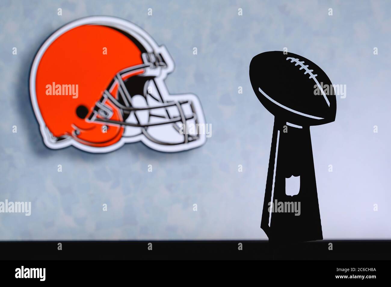 Cleveland Browns club de football américain professionnel, silhouette du trophée NFL, logo du club en arrière-plan. Banque D'Images