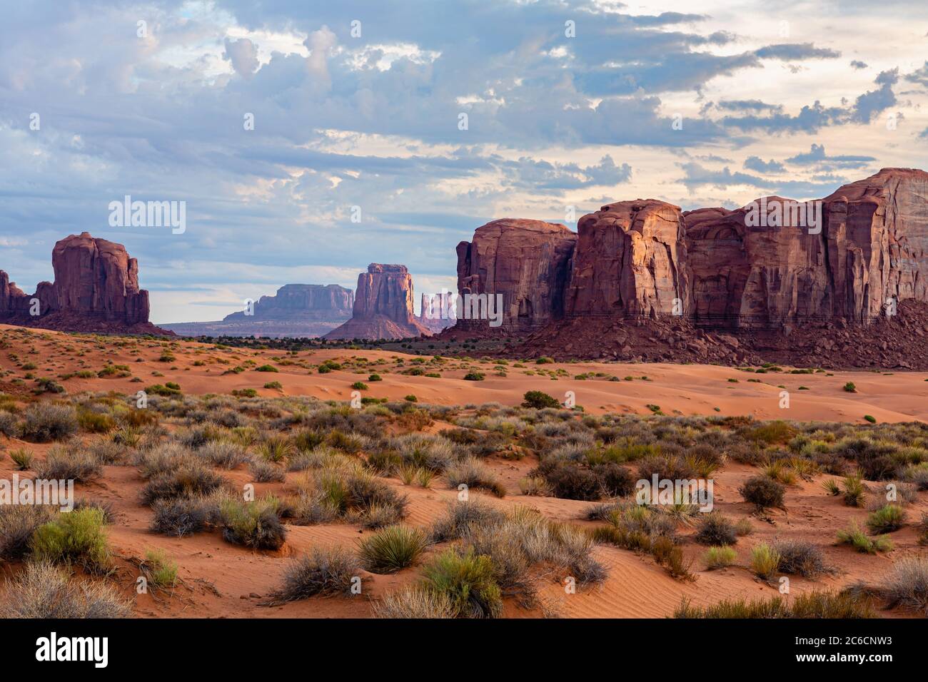 Matin dans les dunes de sable et les formations de Monument Valley. Monument Valley Tribal Park, Arizona. Banque D'Images