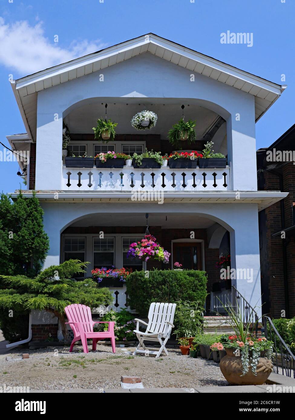Toronto, Canada - le 7 juillet 2020 : le quartier de la plage le long du lac Ontario a un style de maison distinct avec de grands balcons et des jardins colorés. Banque D'Images