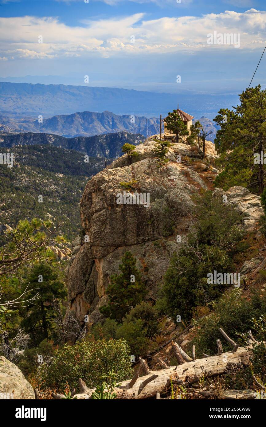 Vue sur Tucson, et au-delà de Lemmon Rock Lookout dans les montagnes Santa Catalina, près de Tucson. Banque D'Images