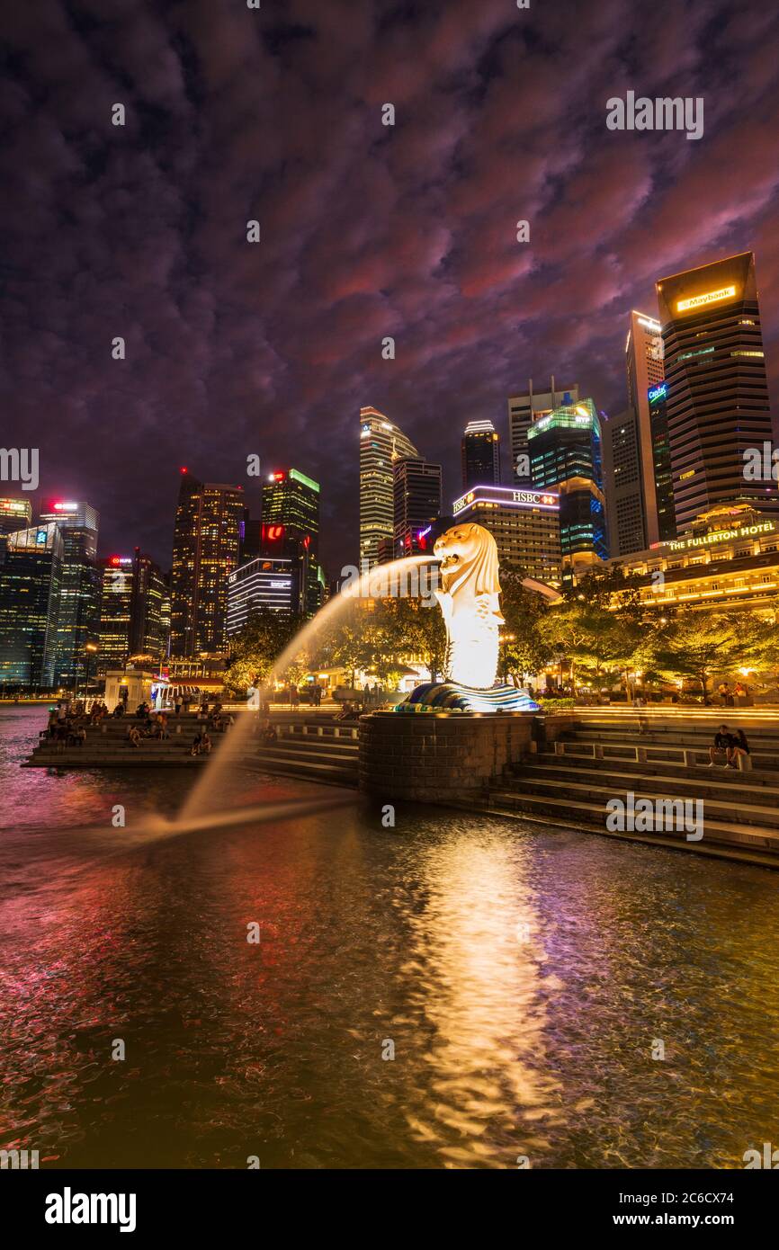 La fontaine Merlion et le centre-ville de nuit, Singapour, République ...