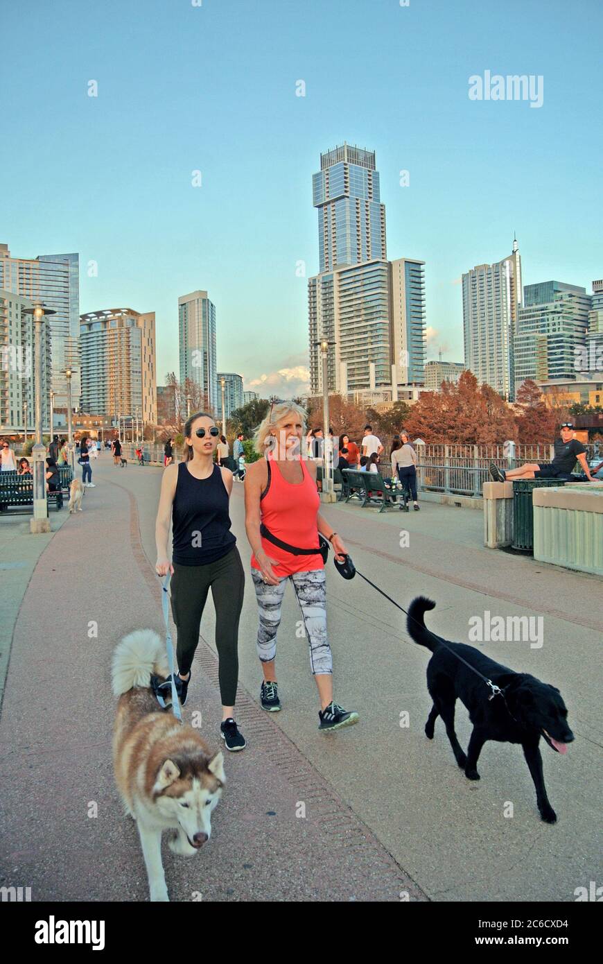 les femmes marchent en compagnie d'un chien sur la promenade au bord de la rivière à austin, texas Banque D'Images