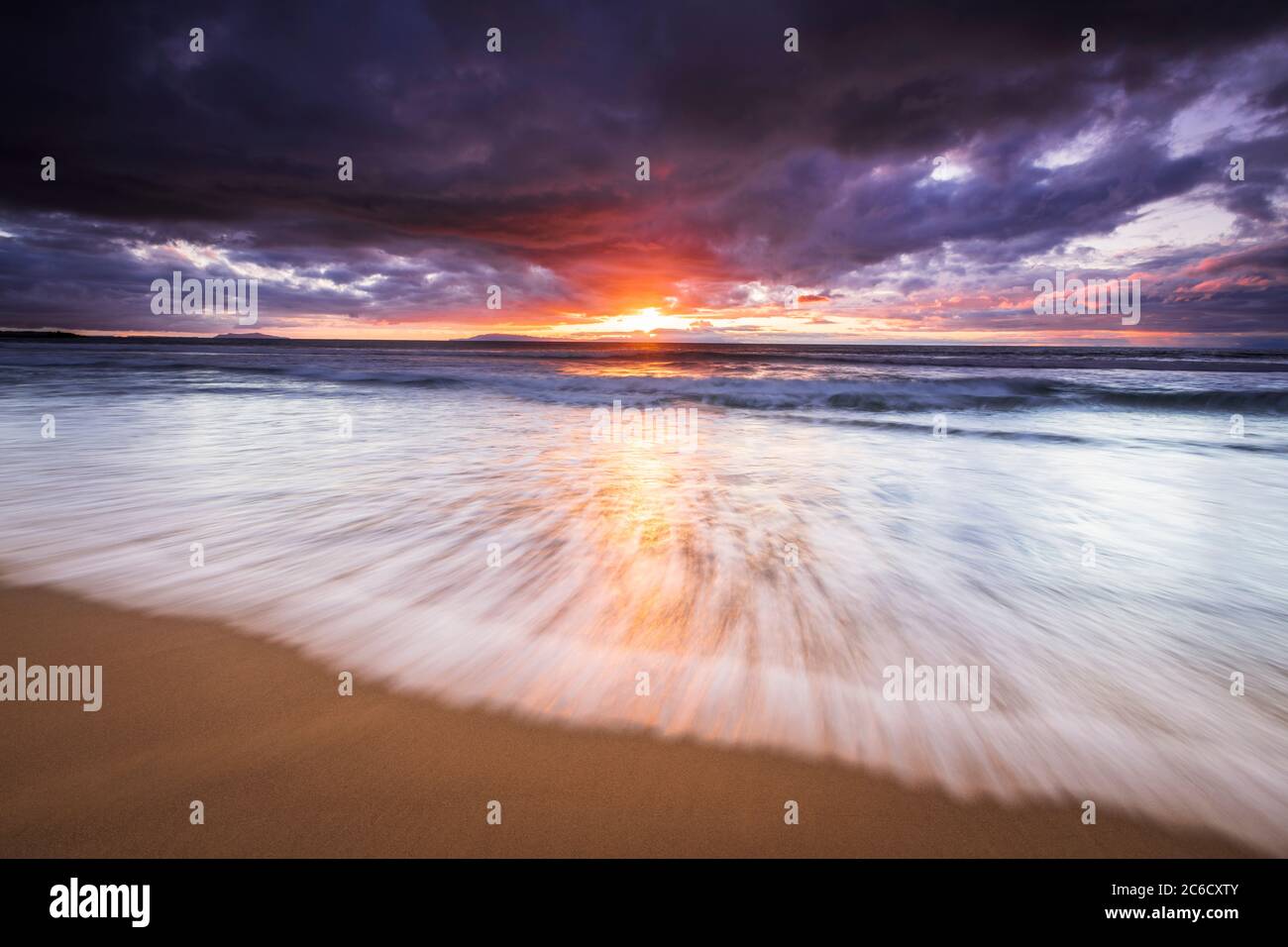 Coucher de soleil sur les îles de la Manche à partir de la plage d'état de Ventura, Ventura, Californie, USA Banque D'Images