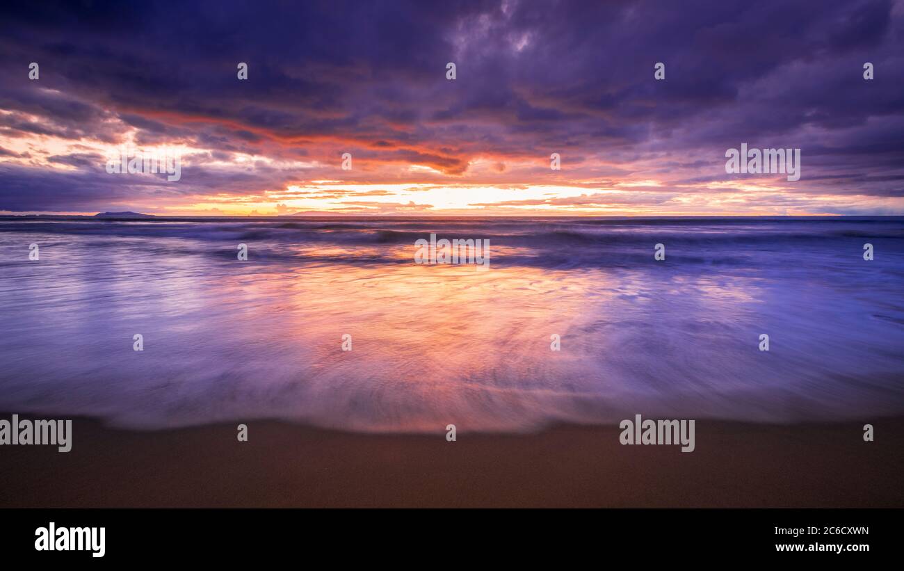 Coucher de soleil sur les îles de la Manche à partir de la plage d'état de Ventura, Ventura, Californie, USA Banque D'Images
