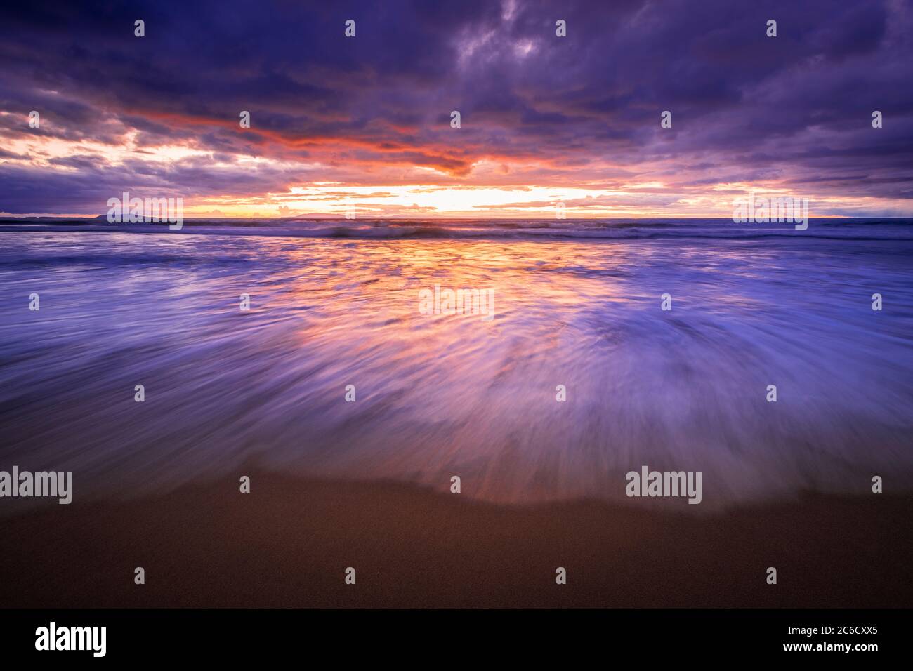 Coucher de soleil sur les îles de la Manche à partir de la plage d'état de Ventura, Ventura, Californie, USA Banque D'Images