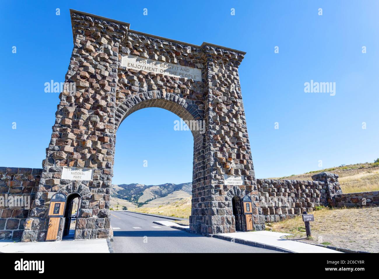 Vue à angle bas de l'historique Roosevelt Arch à l'entrée nord du parc national de Yellowstone à Gardiner, Montana. Banque D'Images