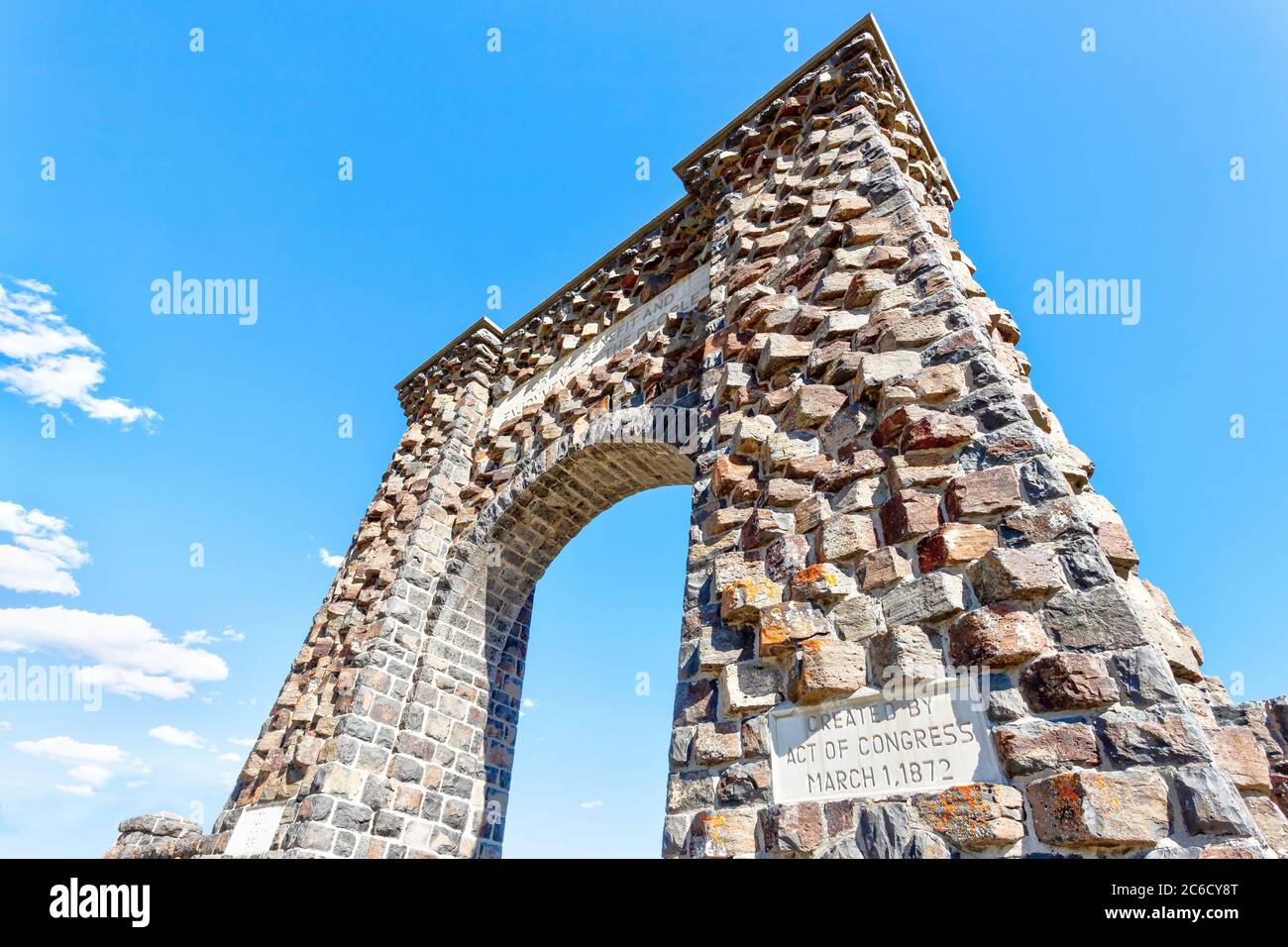 Vue à angle bas de l'historique Roosevelt Arch à l'entrée nord du parc national de Yellowstone à Gardiner, Montana. Banque D'Images
