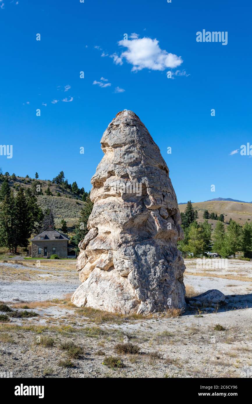 Liberty Cap, un cône de source chaude dormant au Mammoth Hot Spring dans le parc national de Yellowstone, États-Unis Banque D'Images