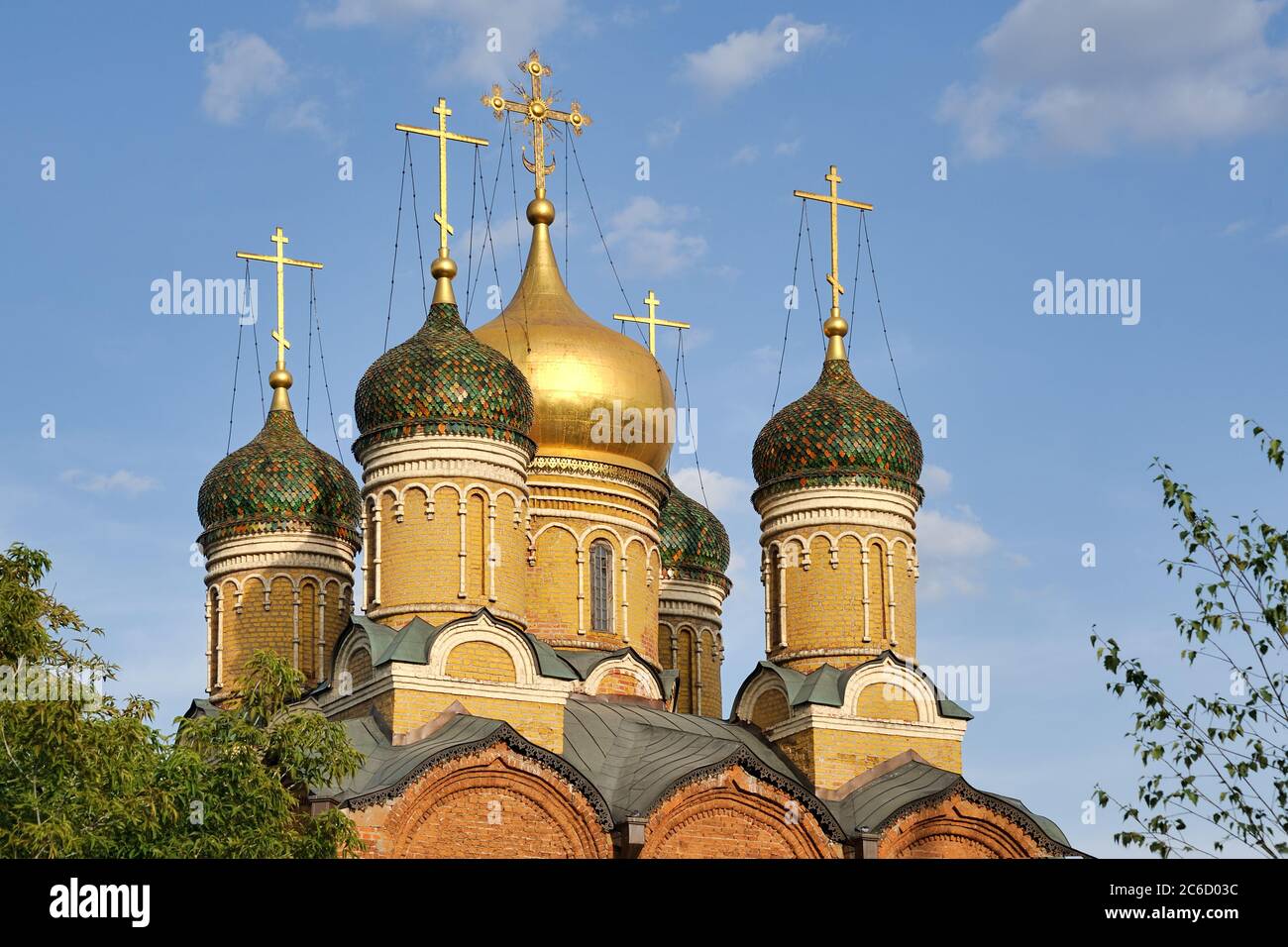Dômes dorés et carrelés de la cathédrale du Sign On Varvarka (Moscou) Banque D'Images
