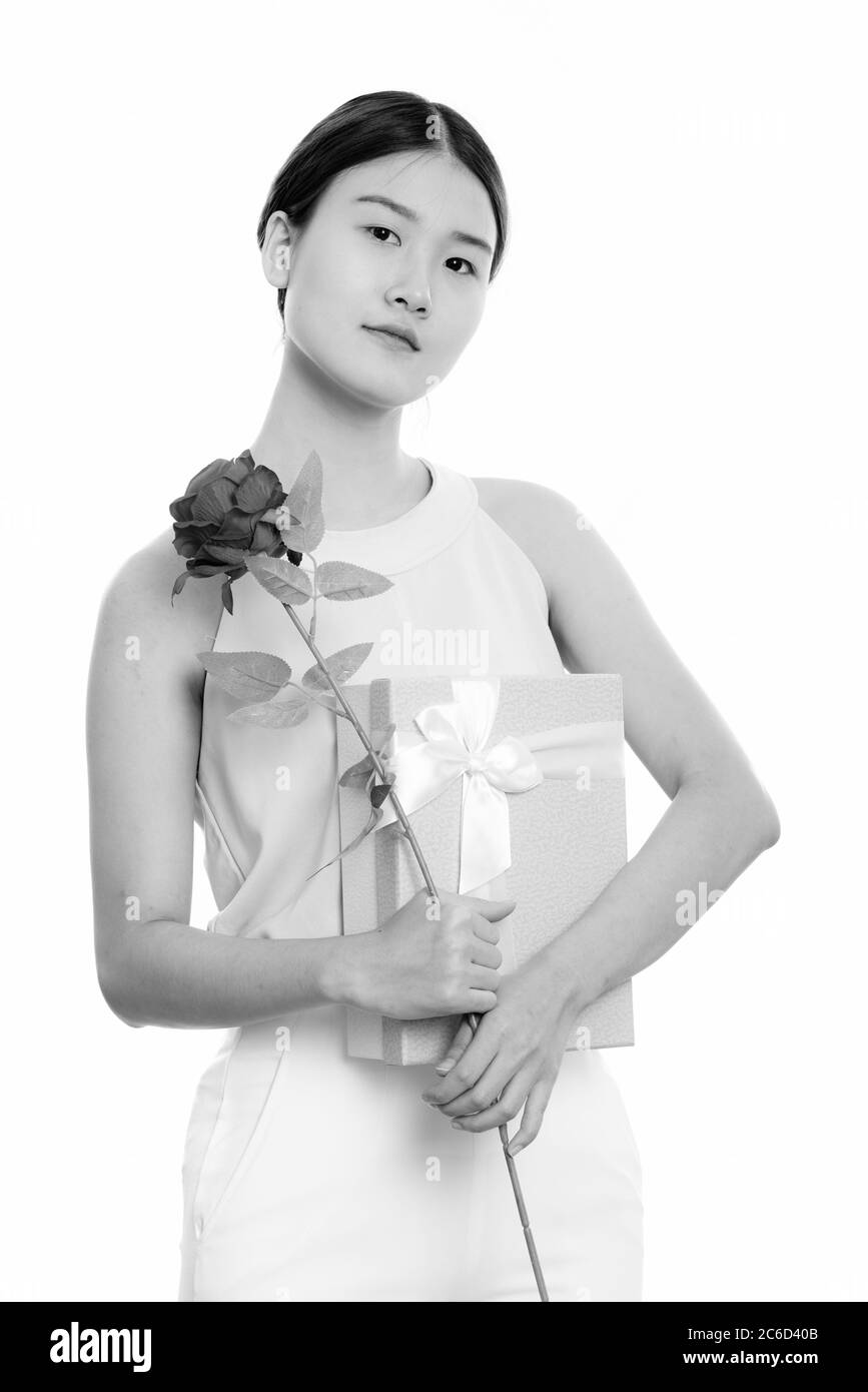 Jeune femme asiatique très belle tenant une rose rouge et une boîte cadeau prête pour la Saint-Valentin Banque D'Images