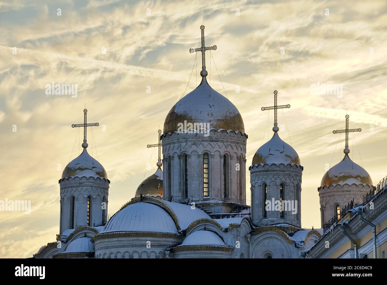 Dôme de casque de la cathédrale d'Assomption au coucher du soleil d'hiver (Vladimir) Banque D'Images