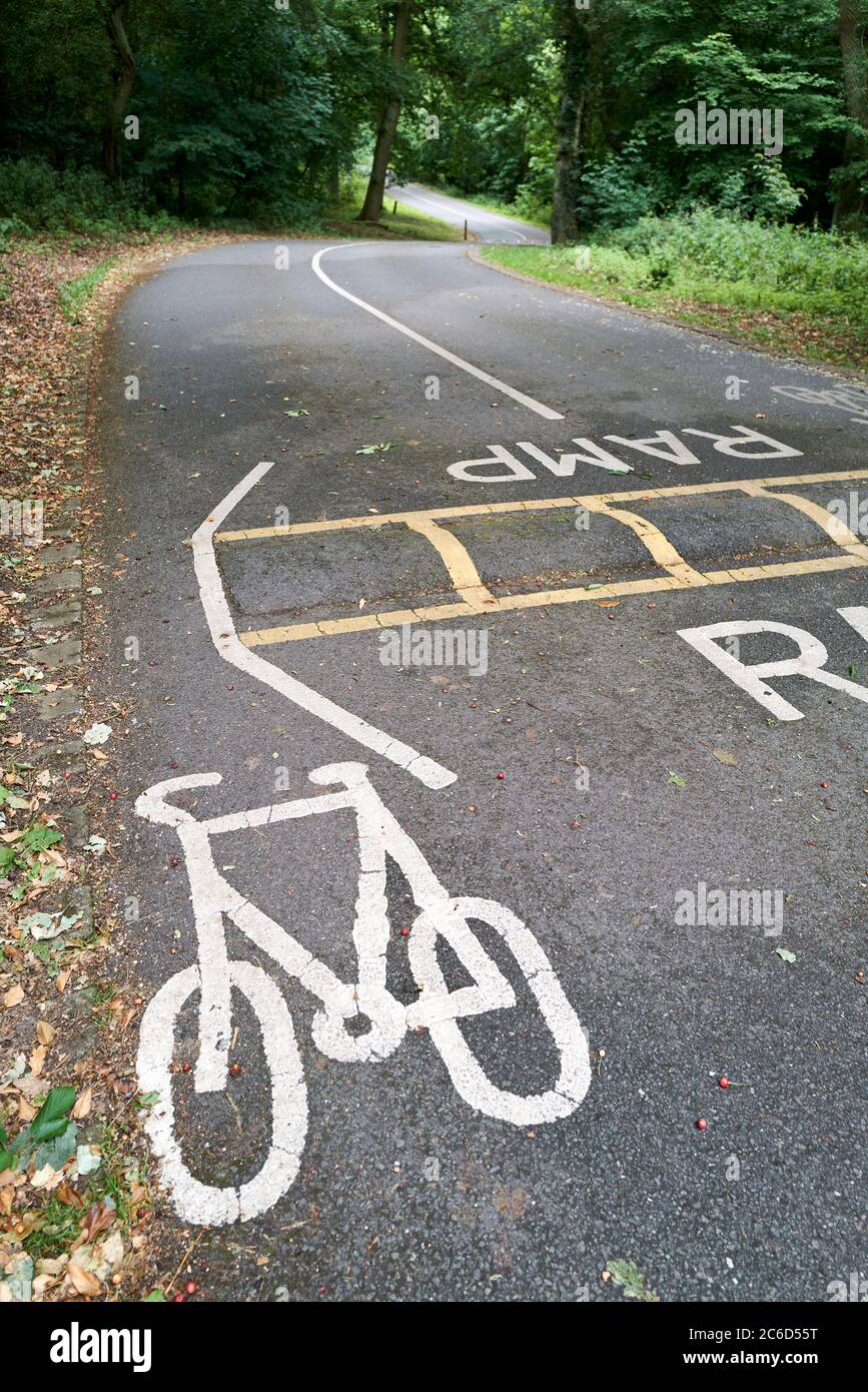 Piste cyclable pour éviter une rampe de vitesse dans un parc aquatique et un lac désertés de Rutland, en Angleterre, pendant la crise du coronavirus, juillet 2020. Banque D'Images