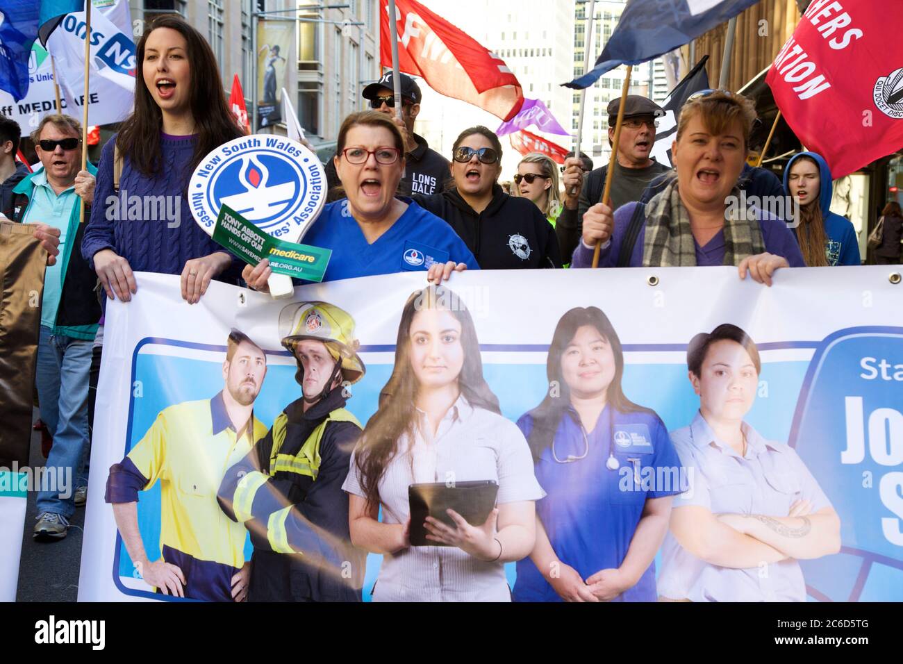 Ancien Président, Union nationale des étudiants Jade Tyrell (à gauche) et infirmière autorisée Kerry Rodgers (au centre) à l'avant du "buste du budget" marc Banque D'Images