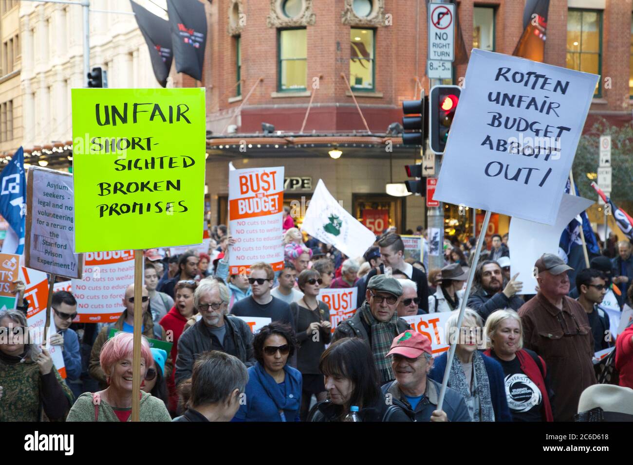 Les manifestants défilent le long de Market Street à Sydney en signe contre le budget de Tony Abbott, qui selon eux est une promesse à courte vue et rompue, pourrie Banque D'Images