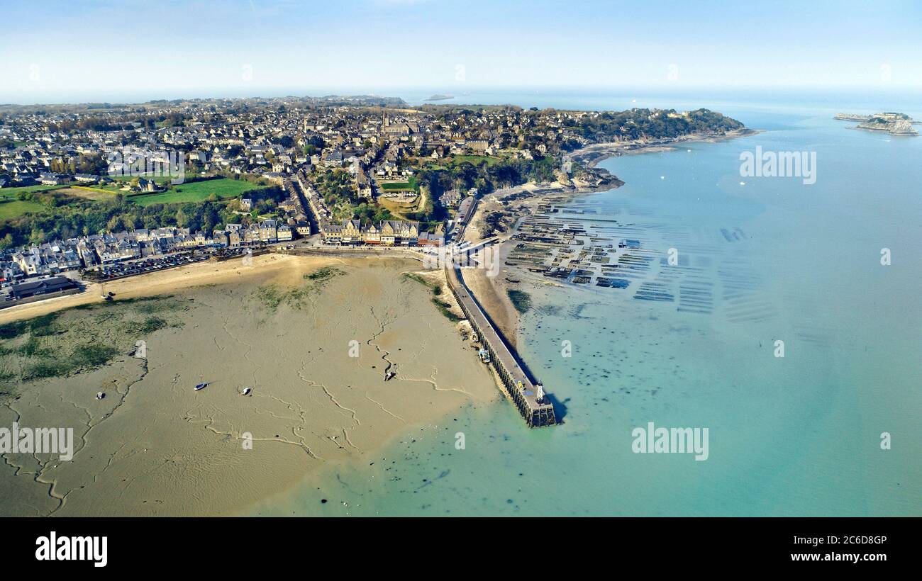 Vue aérienne de Cancale (Bretagne, nord-ouest de la France). Vue d'ensemble de la ville, du port de la Houle, de la jetée (échelle de l'epi) et des lits d'huîtres Banque D'Images