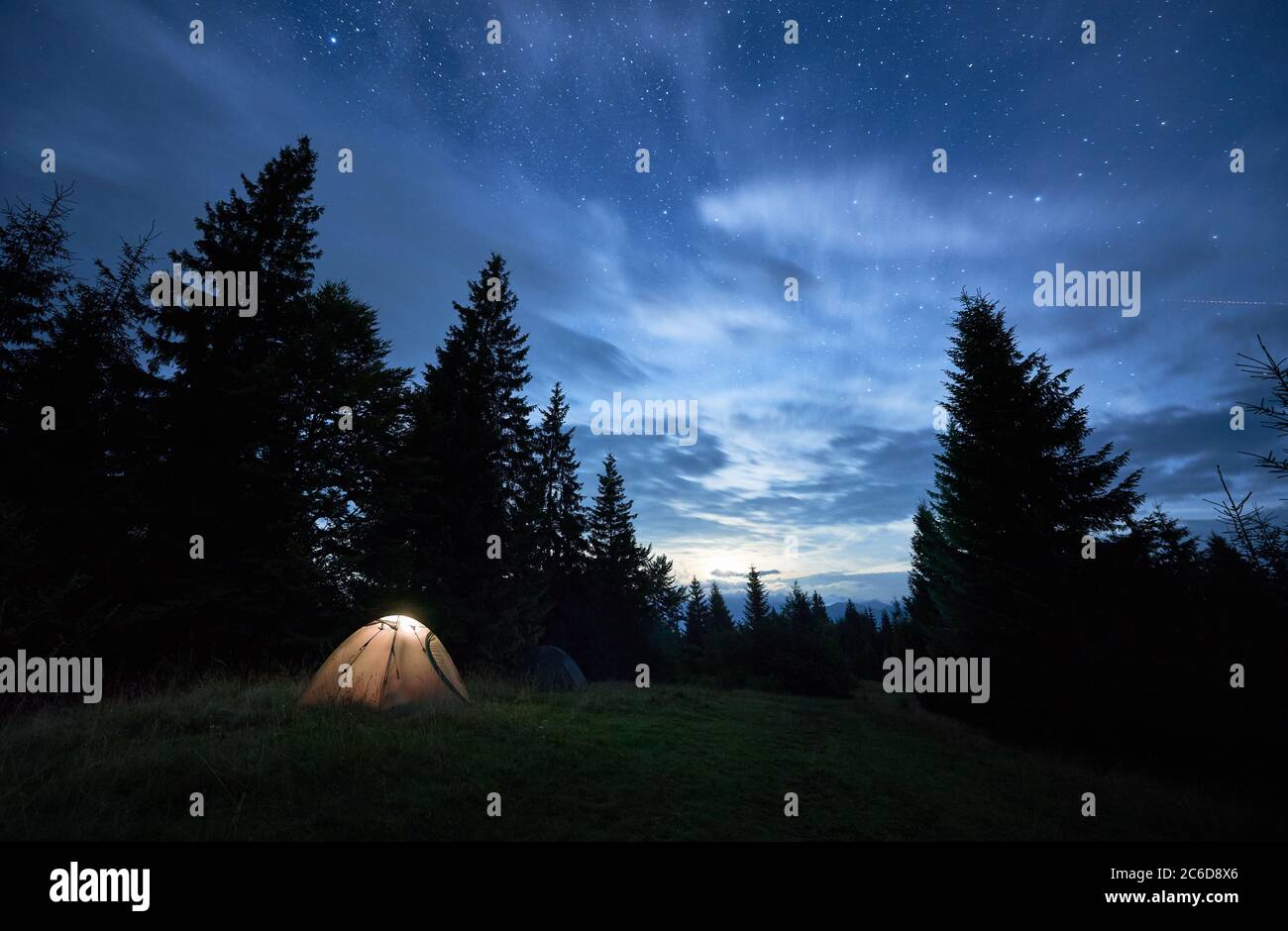 Télescope Réflecteur Sur Un Trépied Tente De Camping Touristique La Nuit  Sous Ciel étoilé Photo stock - Image du constellation, astronomique:  218744204