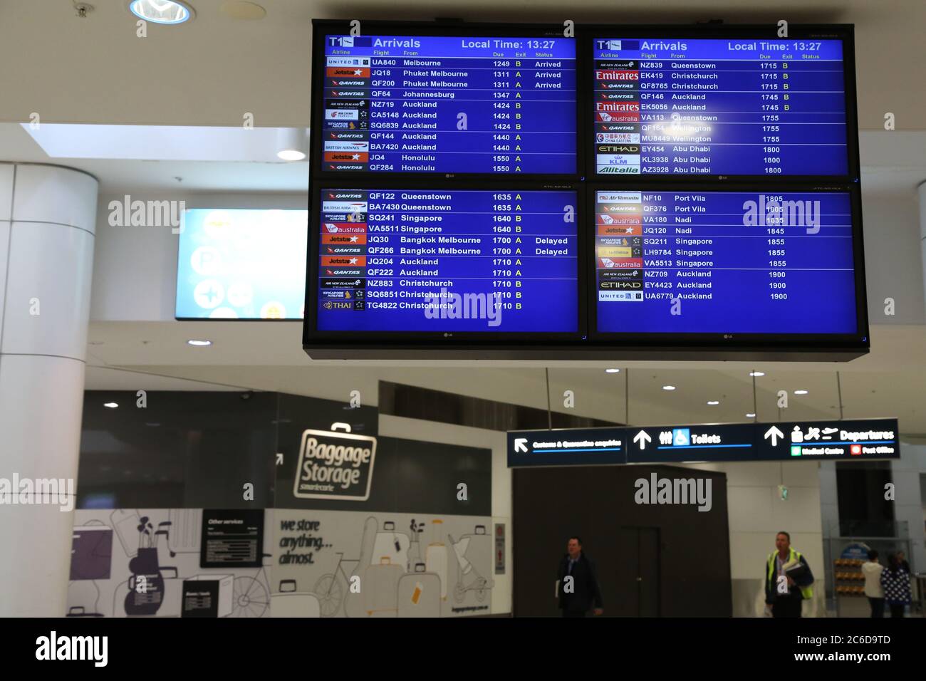 Un écran des arrivées à l'aéroport international de Sydney. Banque D'Images