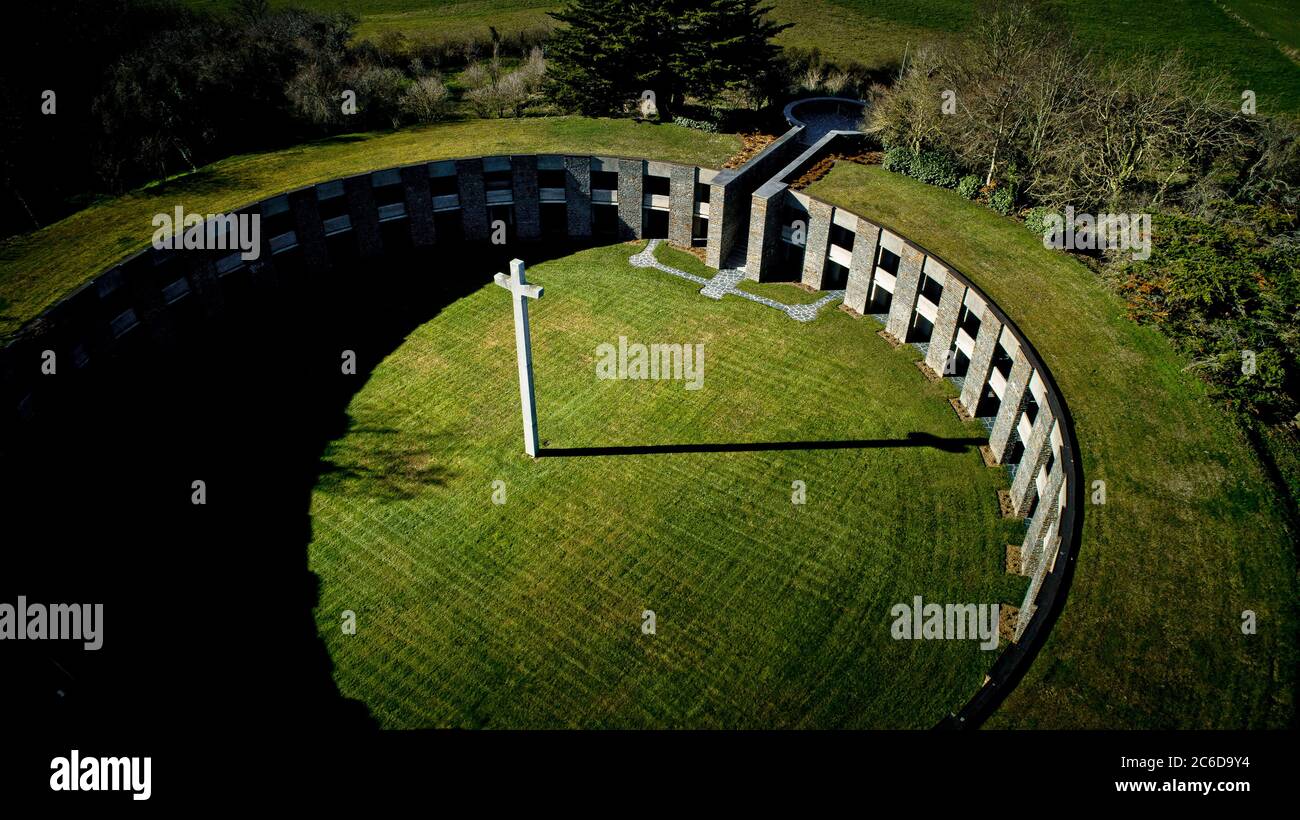 Huisnes-sur-Mer (Normandie, Nord-Ouest de la France) : cimetière de guerre allemand du Mont-de-Huisnes et son mausolée circulaire. 11956 soldats morts pendant le monde Banque D'Images