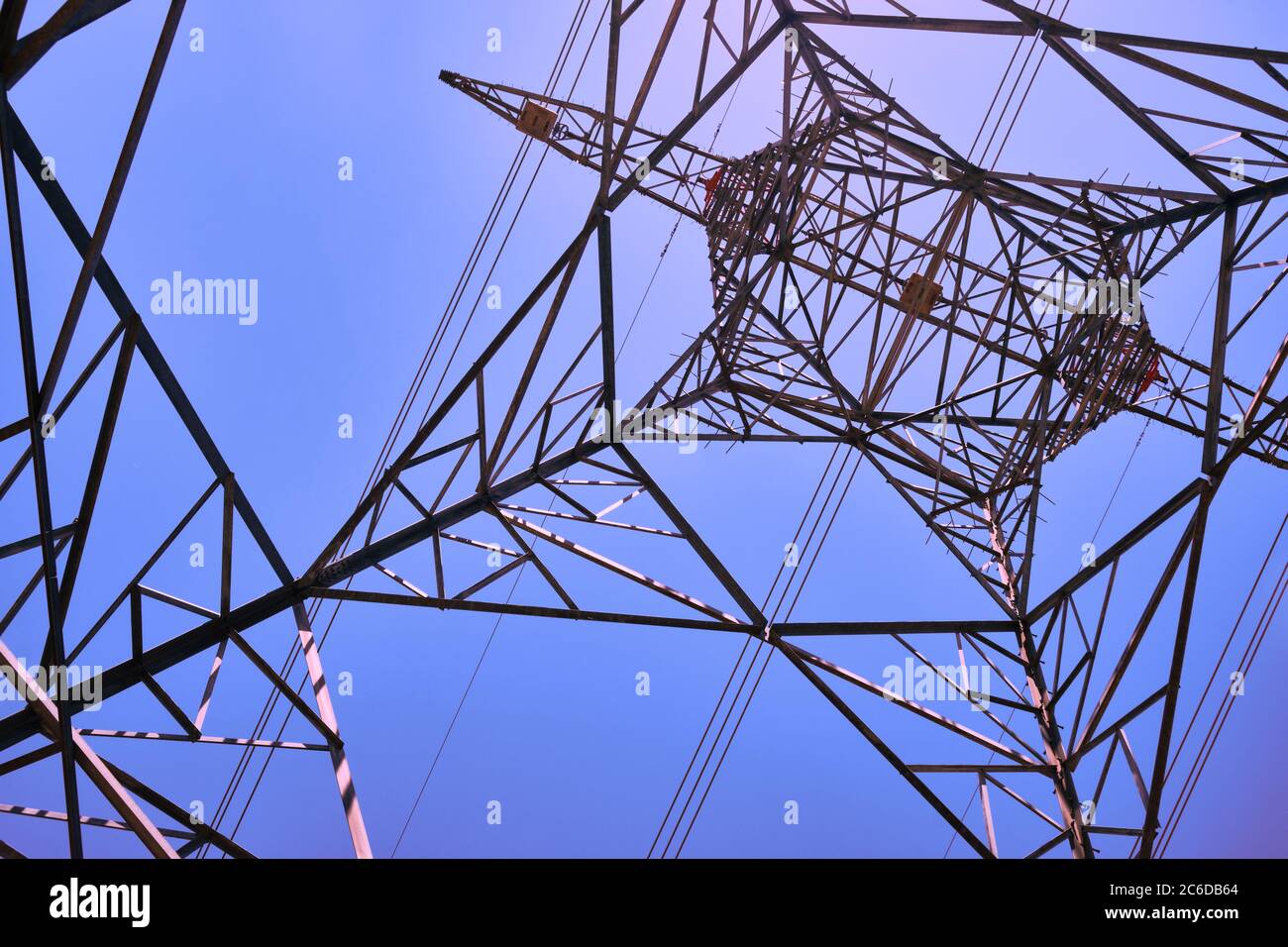 Pylône métallique de ligne électrique avec câbles haute tension vue de dessous. Banque D'Images