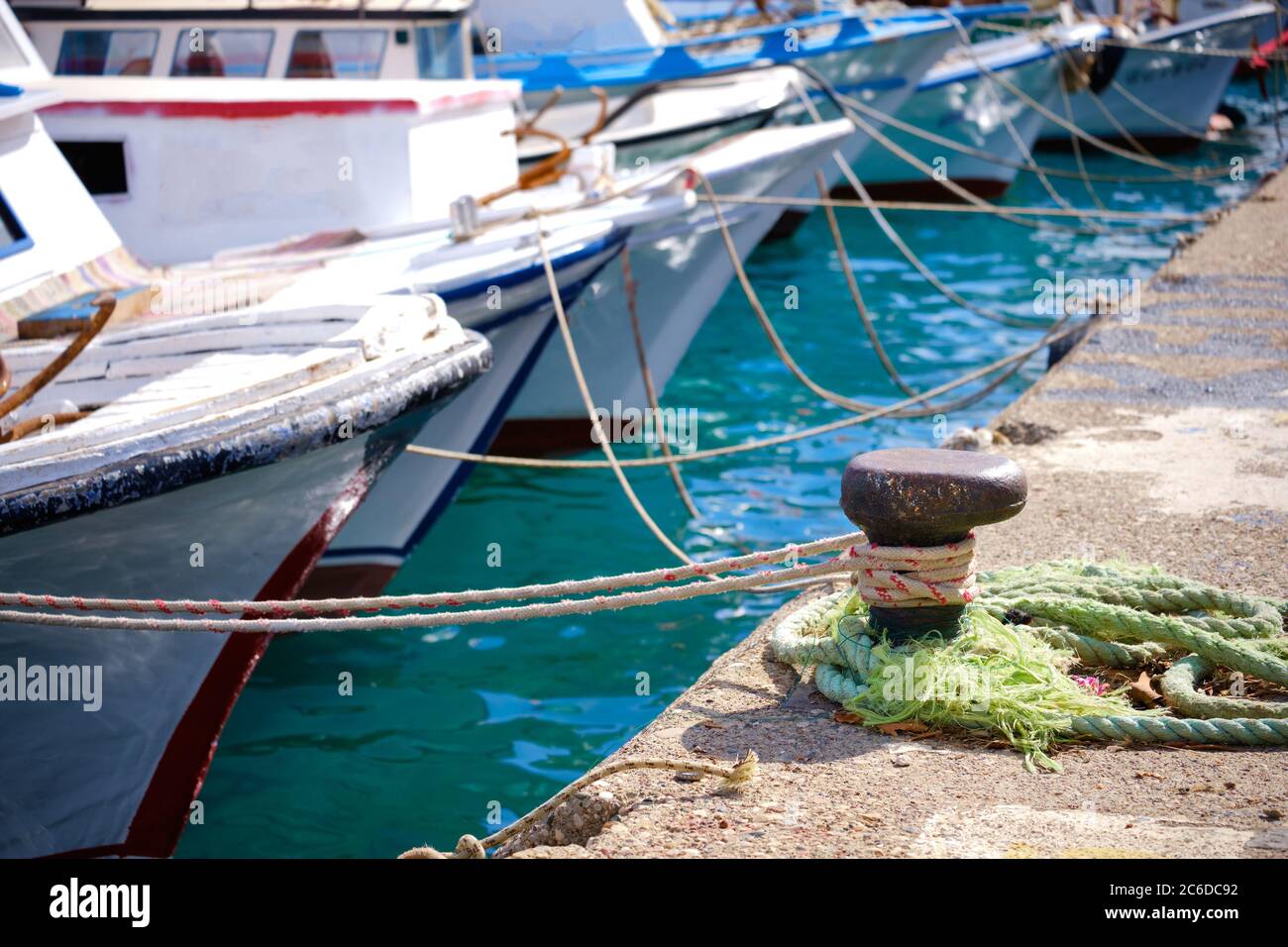 Amarre des bateaux de plaisance et de plaisance. Banque D'Images