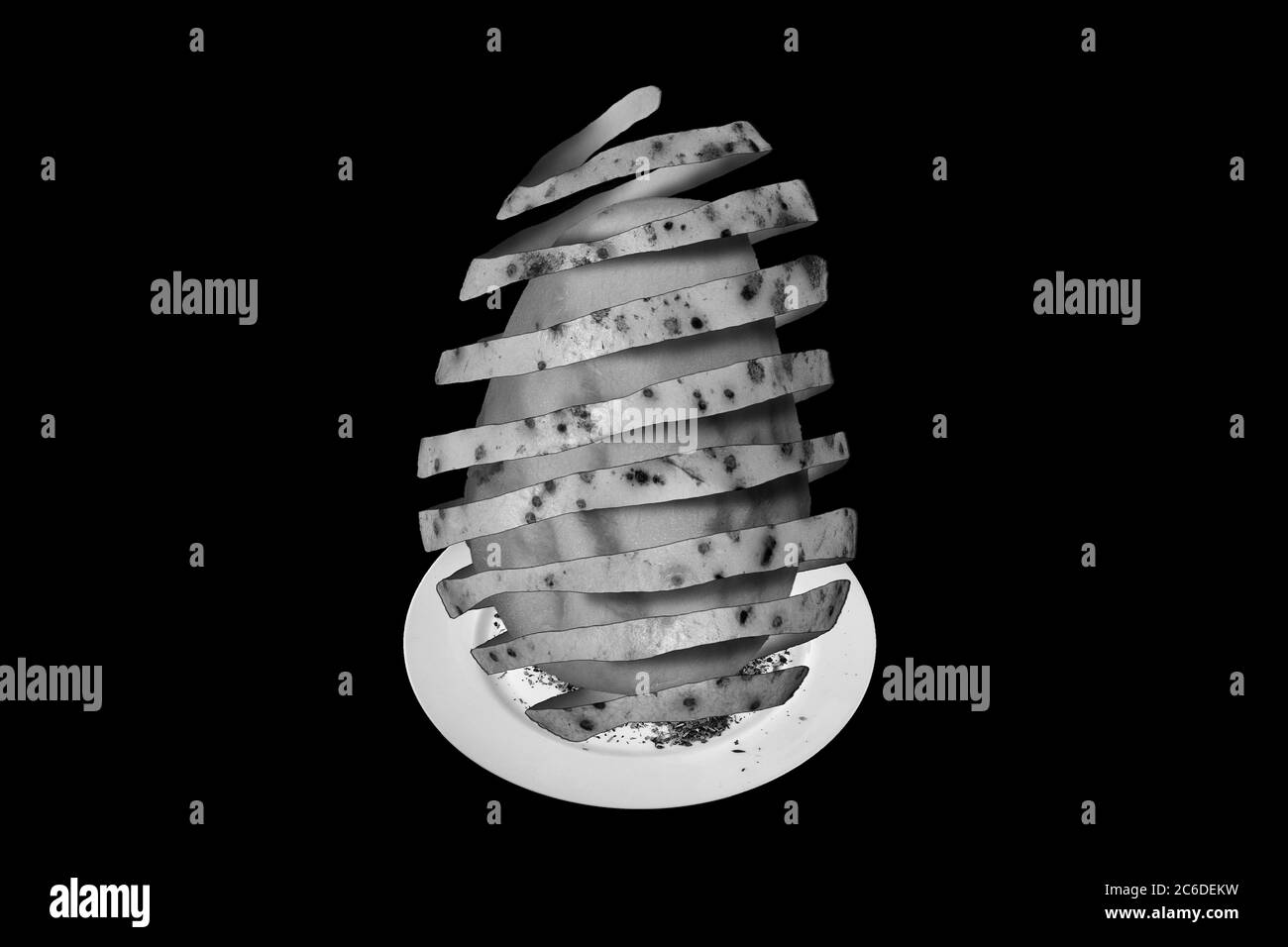 Image composite monochrome abstraite surréaliste d'une pomme de terre pelée coupée et isolée sur fond noir Banque D'Images