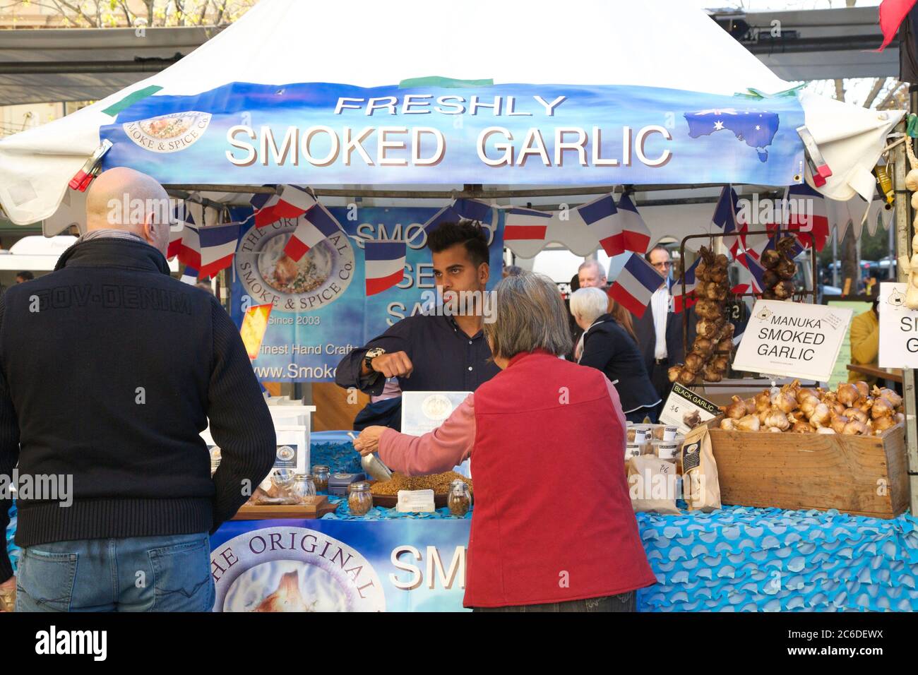 Une cabine à l'ail fumé au festival "Bleu, blanc, rouge", célébrant le 14 juillet à la place de la douane, Circular Quay à Sydney. Banque D'Images