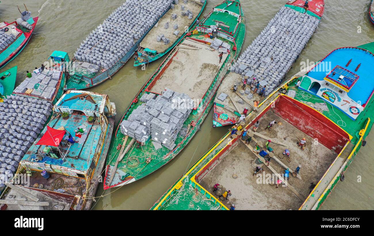 Dhaka, Dhaka, Bangladesh. 9 juillet 2020. (Note de la rédaction: Image prise avec un drone.).les navires cargo ancrés à Lauhajang à Munshiganj préparent un sac de sable pour réparer le remblai conçu pour protéger leur île de l'érosion des rivières et des eaux de crue de la Padma, en périphérie de Dhaka, au Bangladesh, le 09 juillet 2020. Crédit: Zabed Hasnain Chowdhury/ZUMA Wire/Alay Live News Banque D'Images