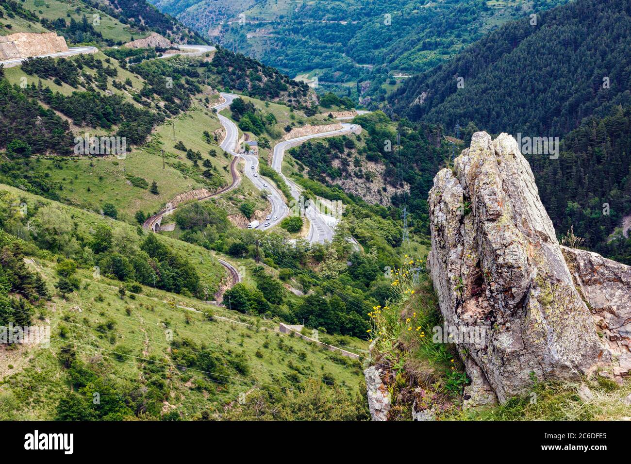 Point d'observation pittoresque sur le site du Pont Gisclard, Sauto, Languedoc-Roussillon, France. Les coudes en épingle à cheveux se trouvent sur l'autoroute N116. Banque D'Images